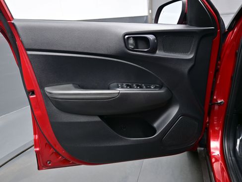 Used 2025 Hyundai Venue Limited image 10