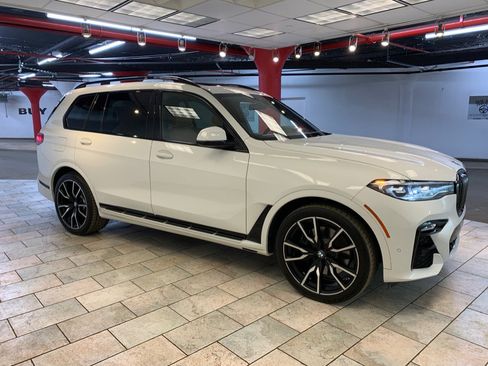 Used 2022 BMW X7 xDrive40i w/ M Sport Package AWD/4WD image 9