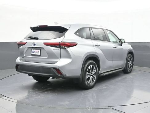 Used 2023 Toyota Highlander XLE FWD image 16