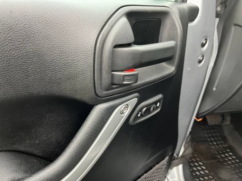 Used 2014 Jeep Wrangler Unlimited Rubicon w/ Connectivity Group AWD/4WD image 31