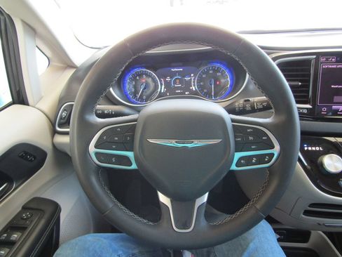 Used 2023 Chrysler Pacifica Touring-L FWD image 25