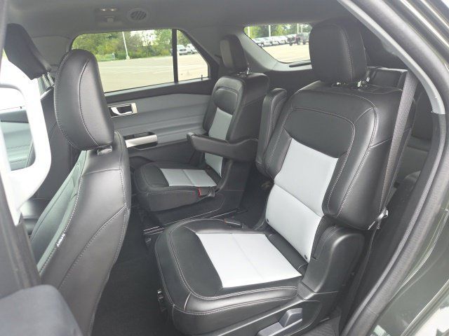 Used 2024 Ford Explorer XLT w/ Equipment Group 202A AWD/4WD image 17