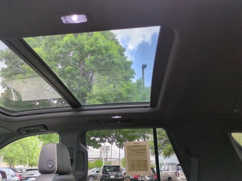 Used 2021 Chevrolet Tahoe Premier w/ Premium Package image 20