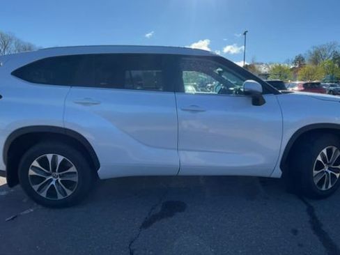 Used 2023 Toyota Highlander XLE AWD/4WD image 9