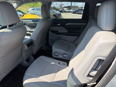 Used 2018 Toyota Highlander Limited AWD/4WD image 9