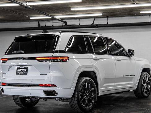 Used 2023 Jeep Grand Cherokee 30th Anniversary AWD/4WD image 5