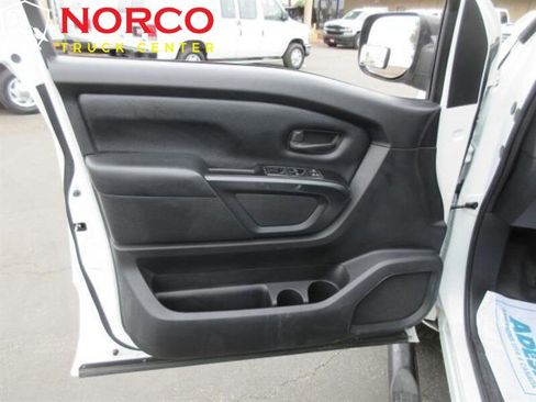 Used 2017 Nissan Titan S image 9