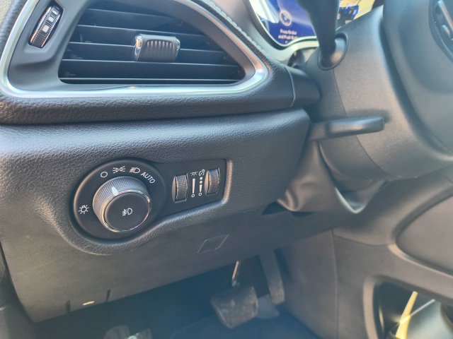 Used 2025 Chrysler Pacifica Limited w/ Uconnect Theater Family Group FWD image 19