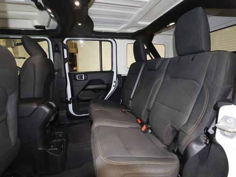 Used 2025 Jeep Wrangler Sahara image 23