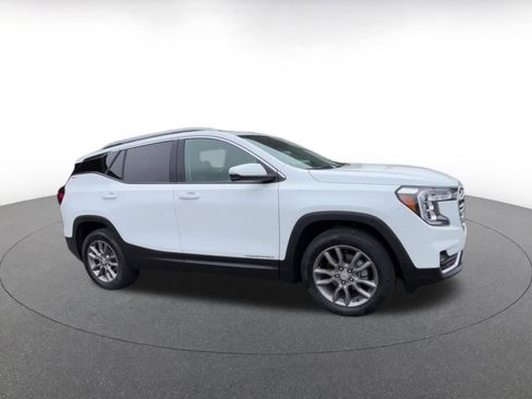 Used 2024 GMC Terrain SLT AWD/4WD image 2