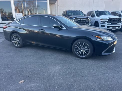 Used 2025 Lexus ES 300h w/ Premium Package image 9