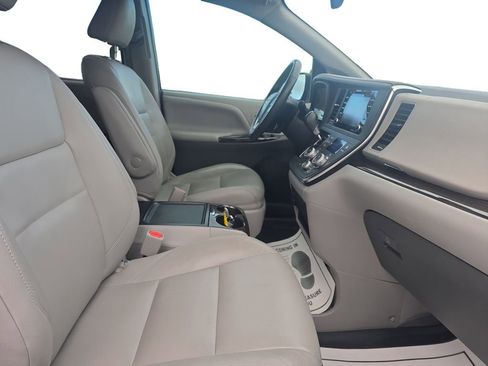 Used 2018 Toyota Sienna XLE image 16