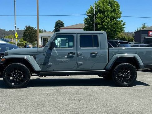 Used 2025 Jeep Gladiator Sport AWD/4WD image 7