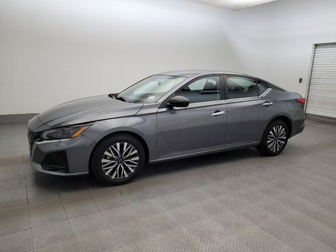 Used 2024 Nissan Altima 2.5 SV FWD image 2