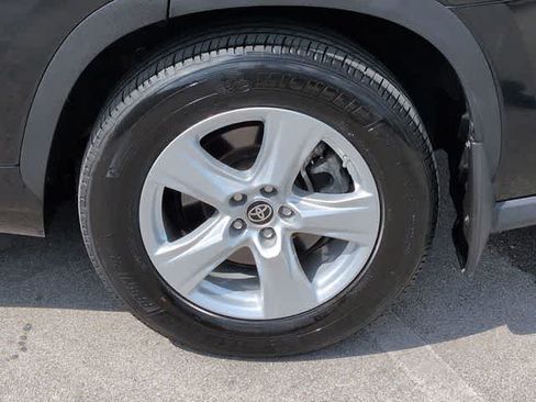 Used 2023 Toyota Highlander LE FWD image 14
