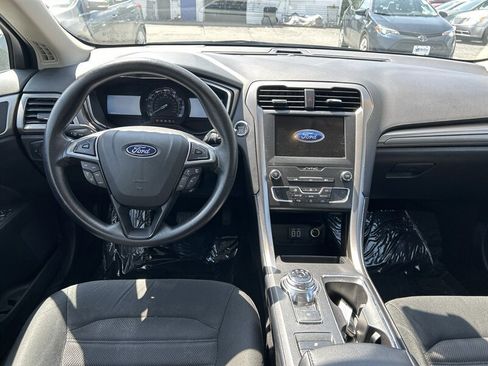 Used 2020 Ford Fusion SE FWD image 11