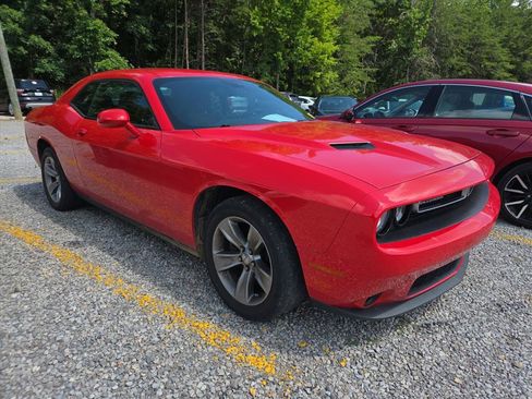 Used 2016 Dodge Challenger SXT RWD image 3