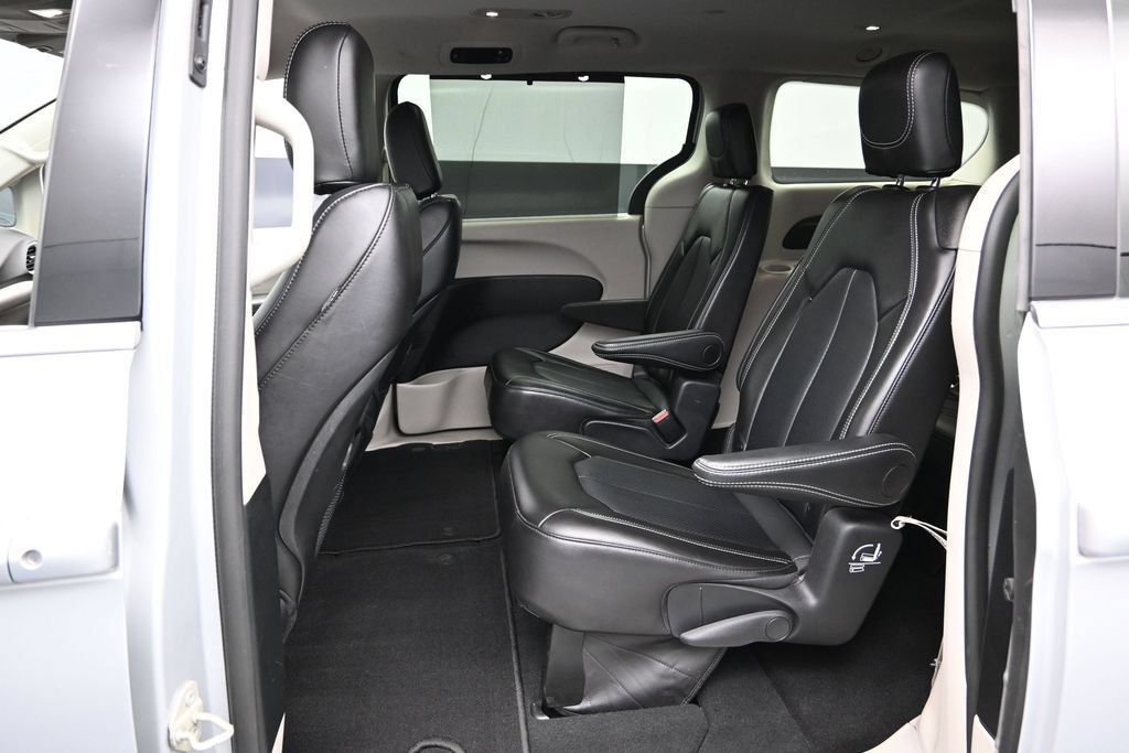 Used 2024 Chrysler Pacifica Touring-L FWD image 20