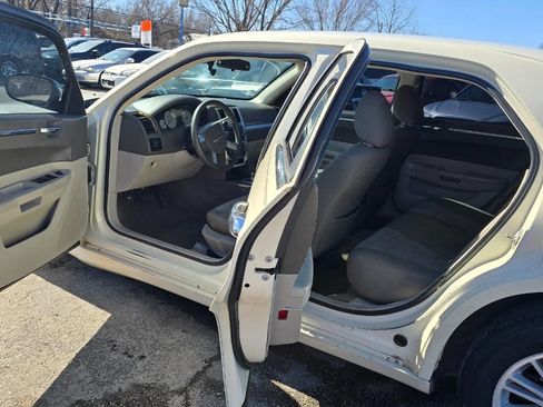 Used 2010 Chrysler 300 Touring image 8