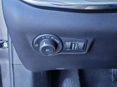 Used 2023 Jeep Compass Limited image 17