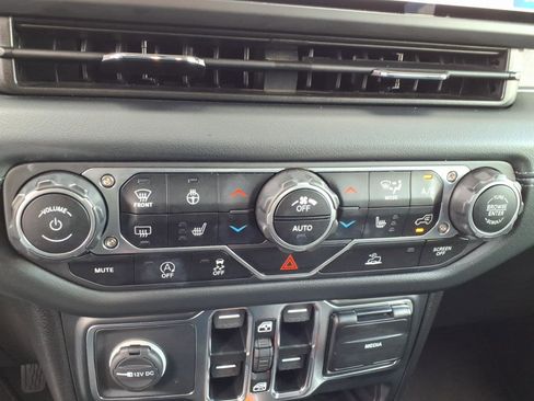 Used 2024 Jeep Wrangler Unlimited Sahara AWD/4WD image 28