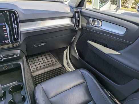 Used 2021 Volvo XC40 T5 Momentum w/ Premium Package image 17