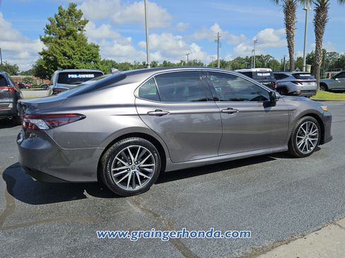 Used 2022 Toyota Camry XLE w/ Navigation Package FWD image 5