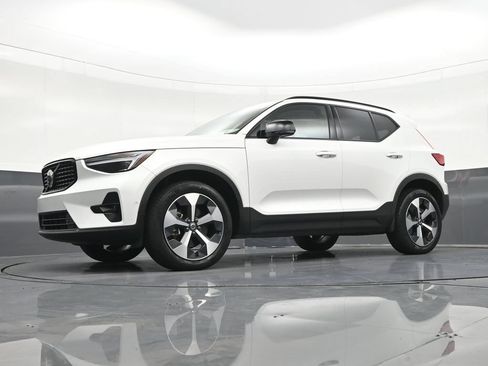 Used 2024 Volvo XC40 B5 Plus w/ Climate Package AWD/4WD image 26