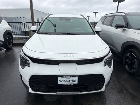 Used 2023 Kia Niro Wind w/ Wind Preserve Package FWD image 7