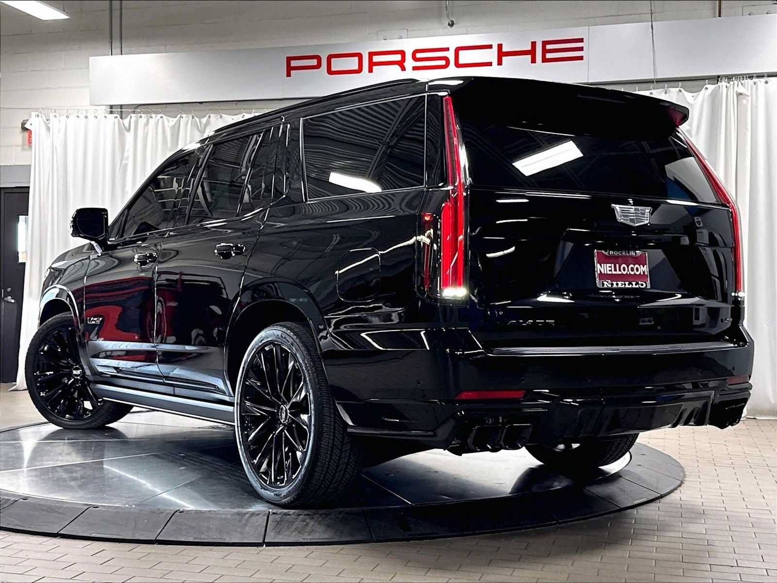Used 2025 Cadillac Escalade V AWD/4WD image 3