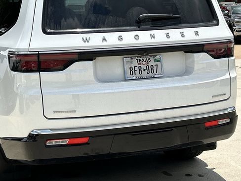 Used 2023 Jeep Wagoneer Series III w/ Premium Group I AWD/4WD image 6