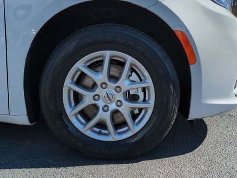 Used 2025 Chrysler Pacifica Select image 14