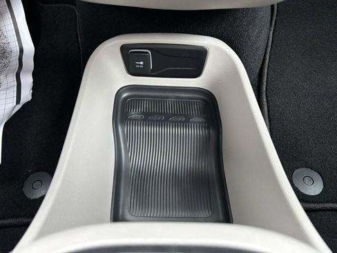 Used 2023 Chrysler Pacifica Touring-L AWD/4WD image 28