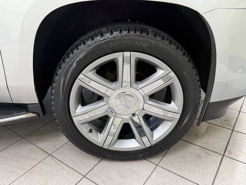 Used 2017 Cadillac Escalade Luxury AWD/4WD image 16