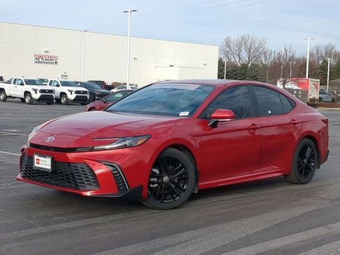 Certified 2025 Toyota Camry SE image 2