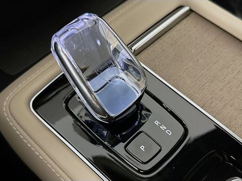 New 2026 Volvo XC90 T8 Ultra w/ Protection Package Premier AWD/4WD image 17