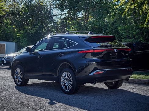 Used 2024 Toyota Venza LE image 4