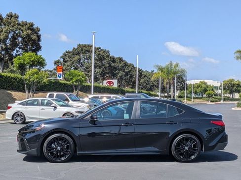 Used 2025 Toyota Camry SE w/ Convenience Package image 9