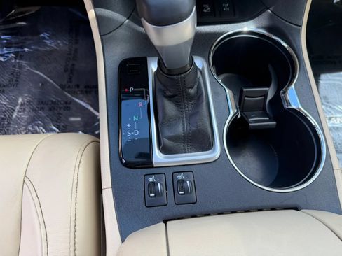 Used 2017 Toyota Highlander XLE w/ Carpet Mat Package AWD/4WD image 22