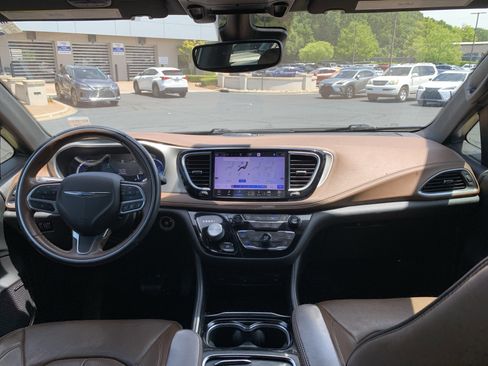 Used 2021 Chrysler Pacifica Limited w/ Uconnect Theater Family Group FWD image 30