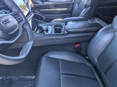 Used 2023 Jeep Wagoneer Series II w/ Flexible Seating Group AWD/4WD image 17