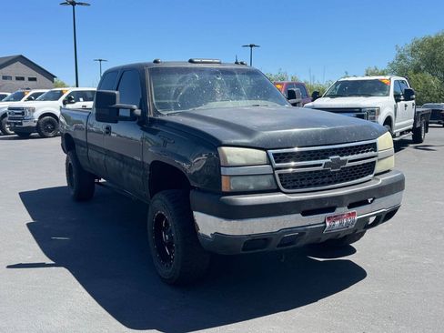 Used 2005 Chevrolet Silverado 2500 LT w/ Heavy-Duty Power Package AWD/4WD image 3