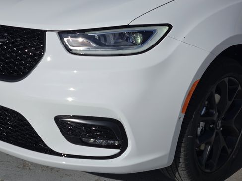 New 2026 Chrysler Pacifica Select w/ S Appearance Package image 6