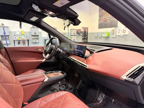 Used 2024 BMW iX xDrive50 w/ Premium Package AWD/4WD image 28