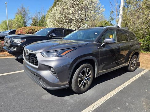 Used 2022 Toyota Highlander XLE image 3