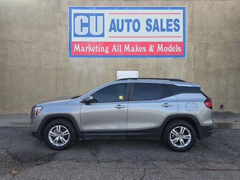 Used 2023 GMC Terrain SLE w/ Driver Convenience Package image 4