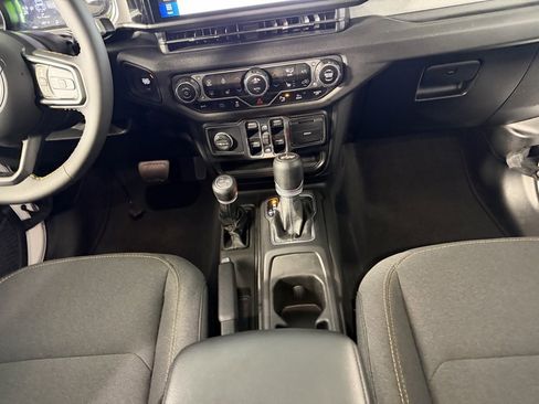 Used 2024 Jeep Wrangler Unlimited w/ Convenience Group image 16