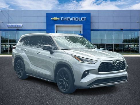 Used 2024 Toyota Highlander Platinum FWD image 1