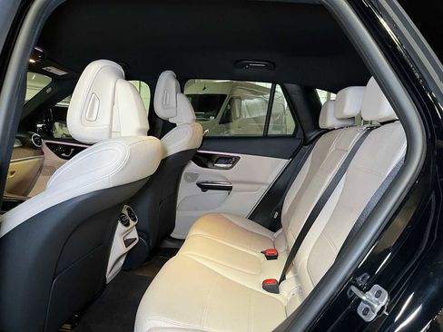 Used 2025 Mercedes-Benz GLC 300 4MATIC image 19