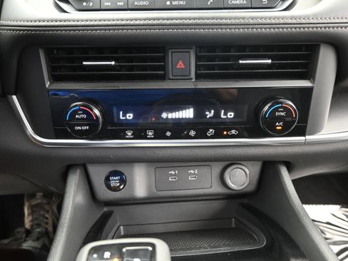 Used 2025 Nissan Rogue SV FWD image 21